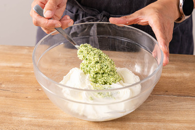 Basilikum-Feta-Masse zum Frischkäse und Ricotta geben