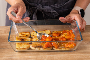 geröstete Tomaten auf geröstete Brotschicht geben
