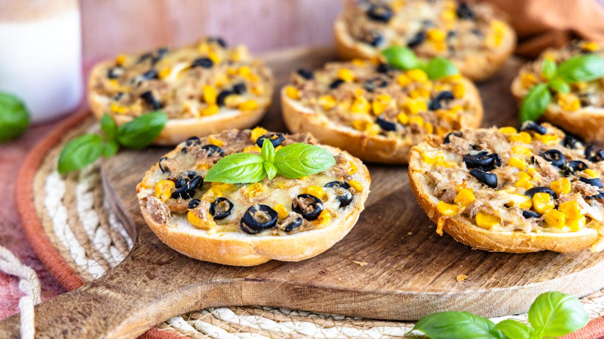 Überbackene Pizzabrötchen mit Thunfisch: perfekt für Party und Feierabend