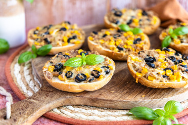 Überbackene Pizzabrötchen mit Thunfisch