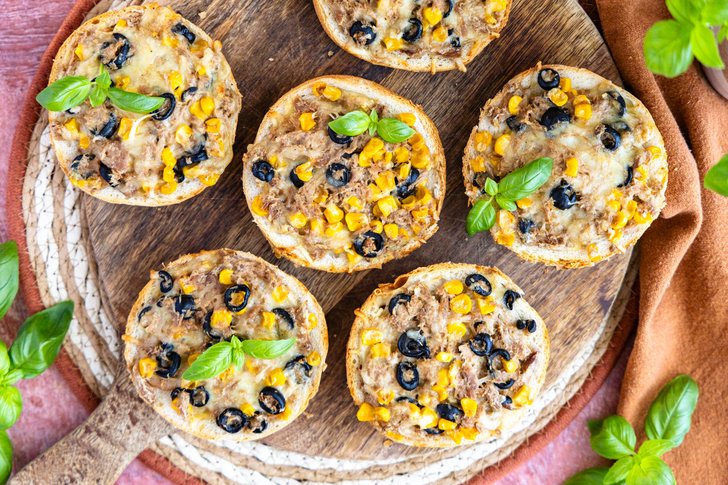 Überbackene Pizzabrötchen mit Thunfisch, Oliven und Mais