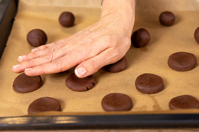 Teigkugeln platt drücken