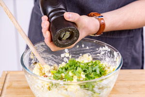 Veganen Kartoffelsalat würzen