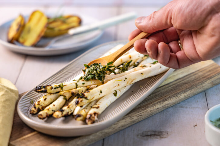 Weißen Spargel grillen