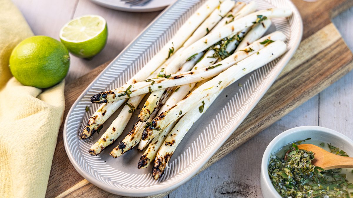 Weißen Spargel grillen: so gelingt es.