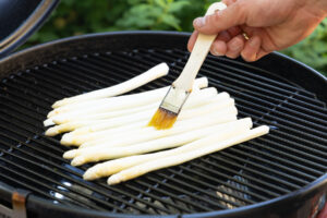 Weißen Spargel grillen