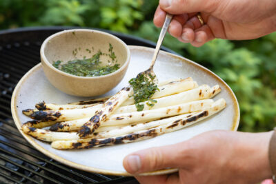 Weißen Spargel grillen