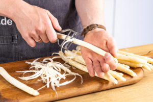 Spargel schälen