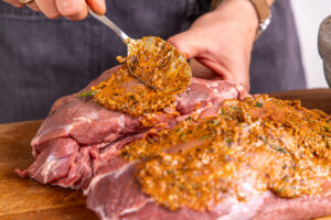 Fleisch mit Rub einreiben