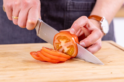 Tomate schneiden