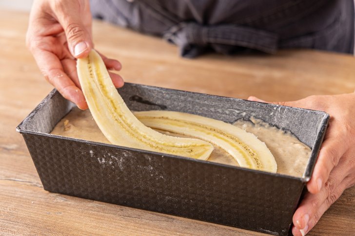 Banane auf Teig geben