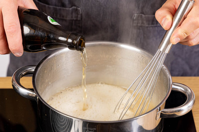 Bier zur Suppe gießen