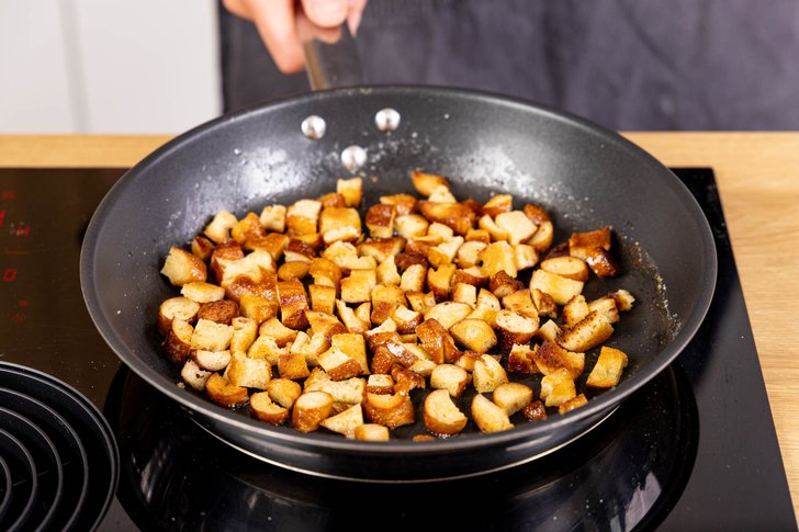 Laugencroutons zubereiten