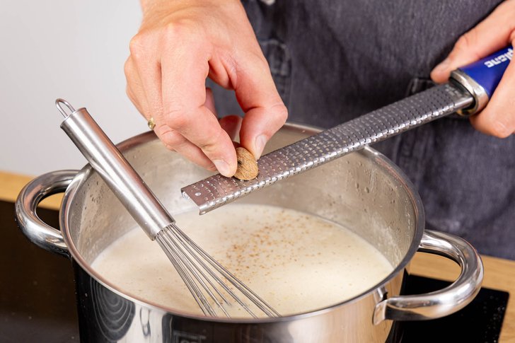 Biersuppe mit Salz, Pfeffer und Muskatnuss abschmecken