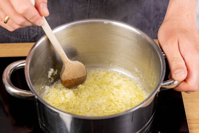 Knoblauch- und Zwiebelwürfel anschwitzen