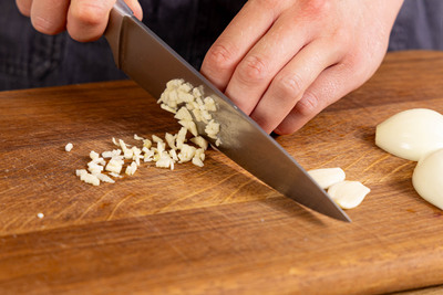 Zwiebeln und Knoblauch schälen und fein würfeln