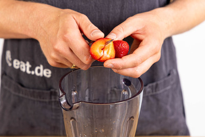 Erdbeeren putzen und schneiden