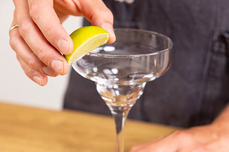 Glasrand mit Limettensagt befeuchten