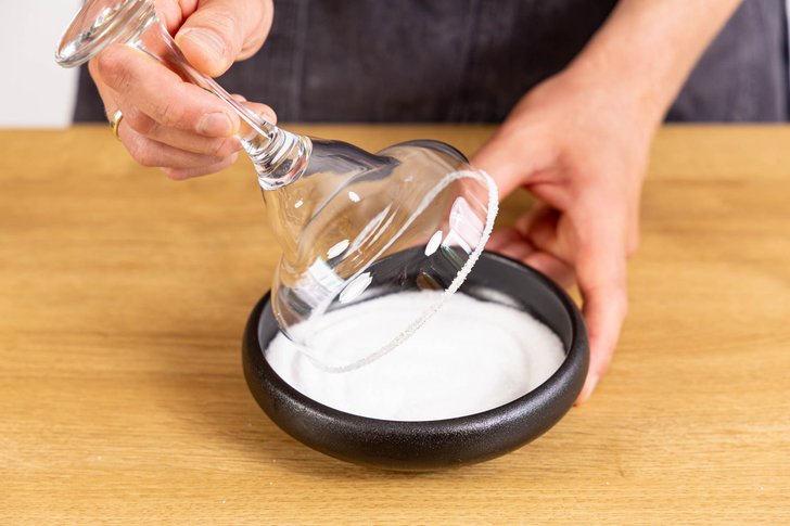 Glasrand in Zucker drehen