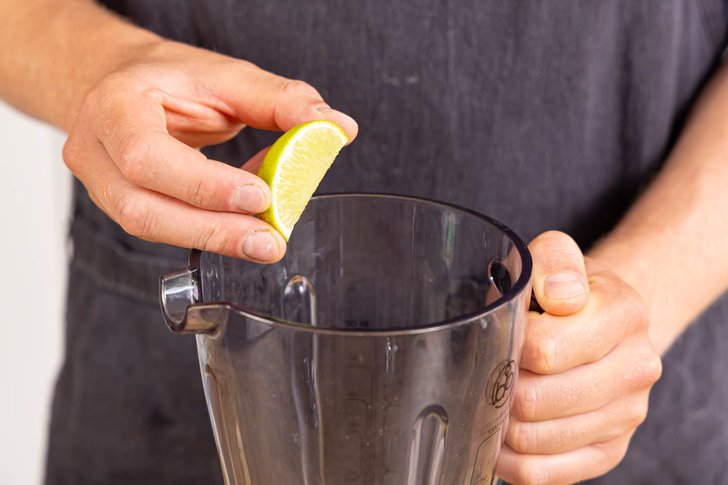 Limettensaft pressen