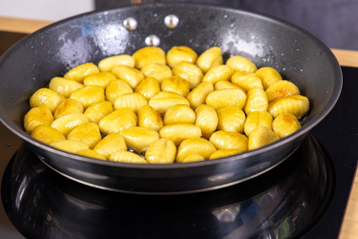 Goldbraun angebratene Gnocchi