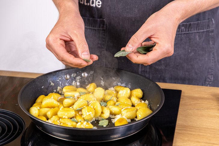 Salbeiblätter dazu zupfen