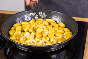 Zwiebel dazugeben