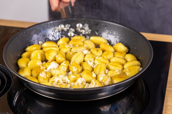 Zwiebel dazugeben