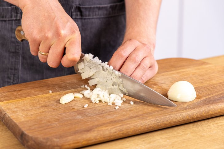 Zwiebel würfeln