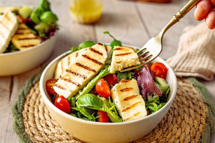 Hallouimi Salat mit der Gabel essen