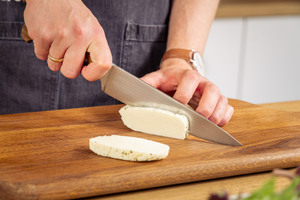 Halloumi in Scheiben schneiden