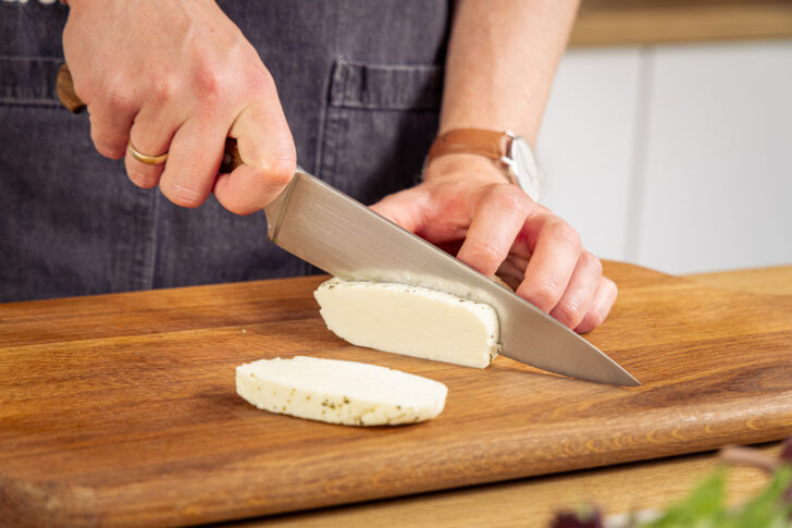 Halloumi in Scheiben schneiden