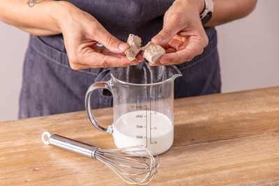 Hefe zur Milch bröseln