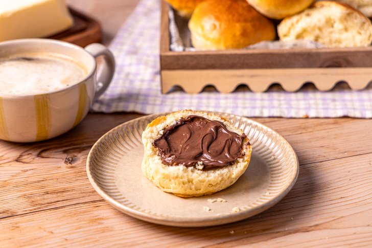 Hefebrötchen und Nuss-Nougat-Creme