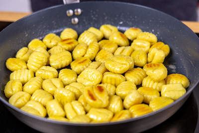 Gnocchi in Butter in der Pfanne anbraten