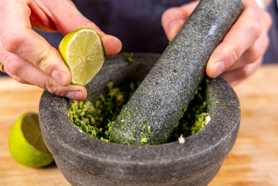 Limettensaft zum Pesto geben