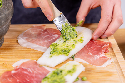 Heilbutt mit Pesto bestreichen