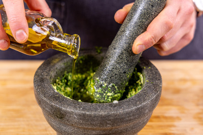Olivenöl unters Pesto mischen