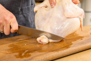 Bürzel vom Huhn abschneiden