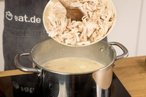 Hühnerfleisch zurück in die Sauce geben