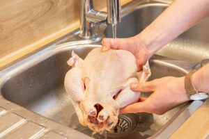 Suppenhuhn waschen