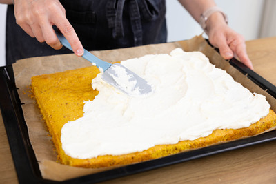 Frosting auf Kuchen verteilen