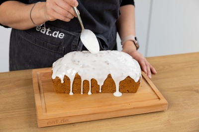 Guss über Kürbiskuchen verteilen