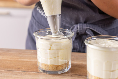 Cheesecakemasse in Gläser spritzen