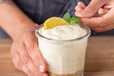 Lemon Cheesecake Mousse dekorieren
