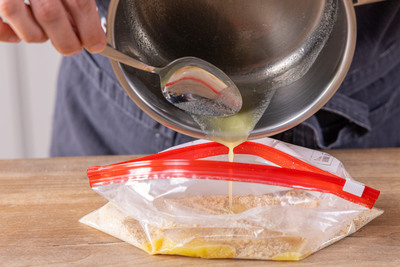 flüssige Butter zu den Keksbröseln geben