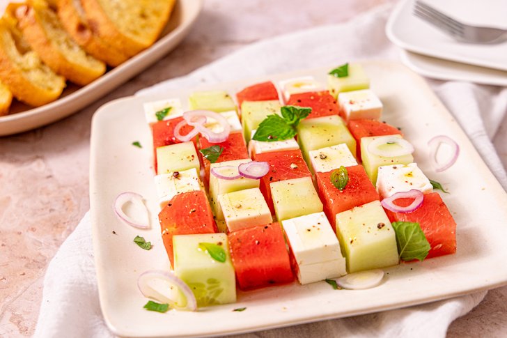 Melone und Feta-Tetris-Salat mit Zwiebeln