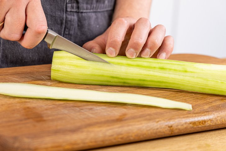 Gurke längs aufschneiden