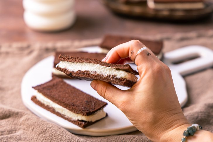 Milchschnitte servieren