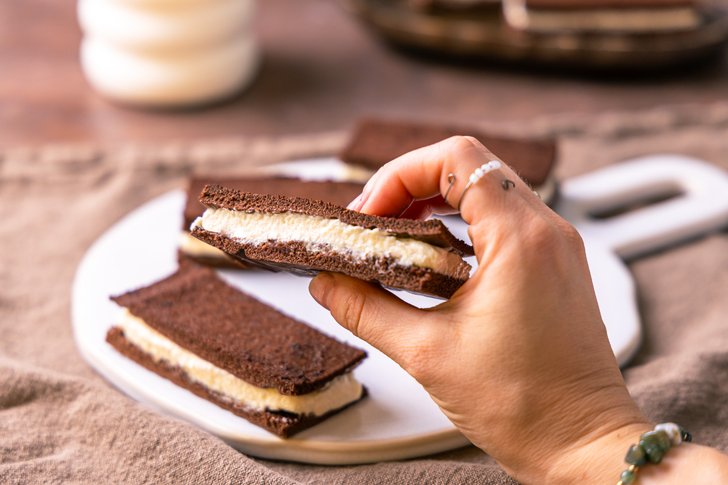Milchschnitte servieren